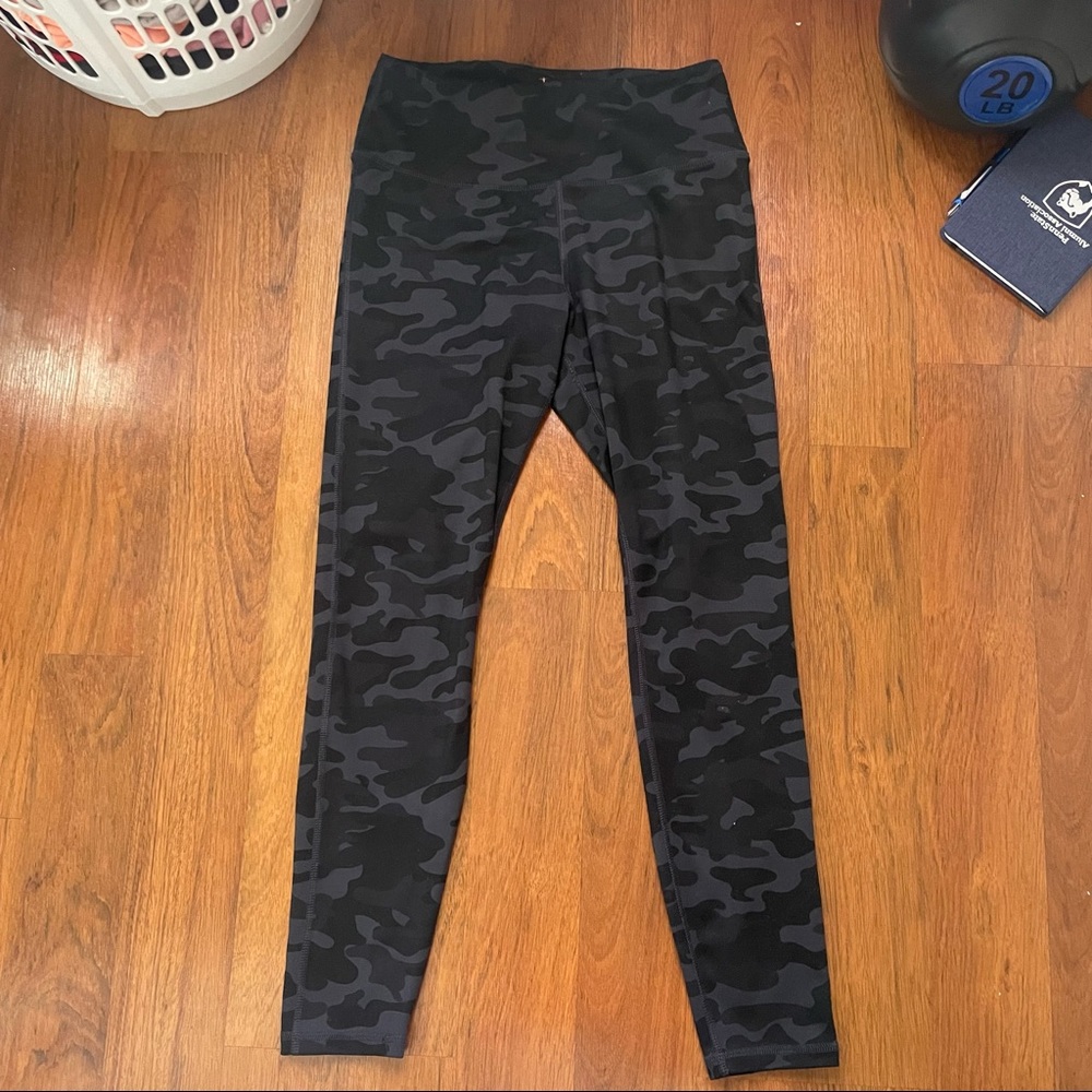 Danskin camo leggings with cellphone pocket